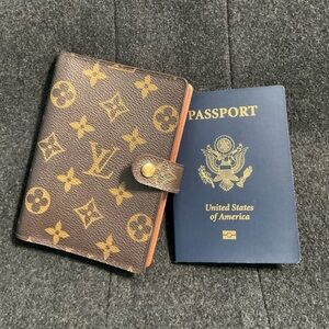 ✅AUTHENTIC LV AGENDA PM PASSPORT HOLDER